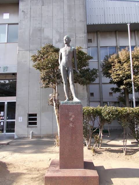 袖ヶ浦体育館前の銅像