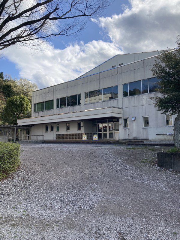 高麗中学校体育館正面(駐車場)