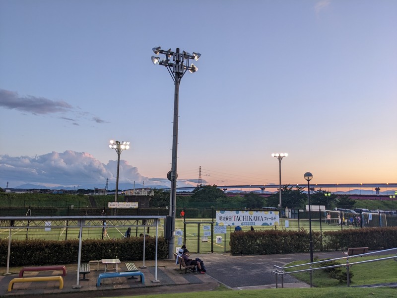 夕方おおめ！きれいなコートです