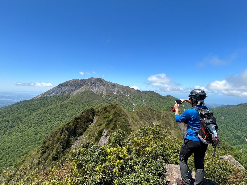 烏ヶ山から大山を望む