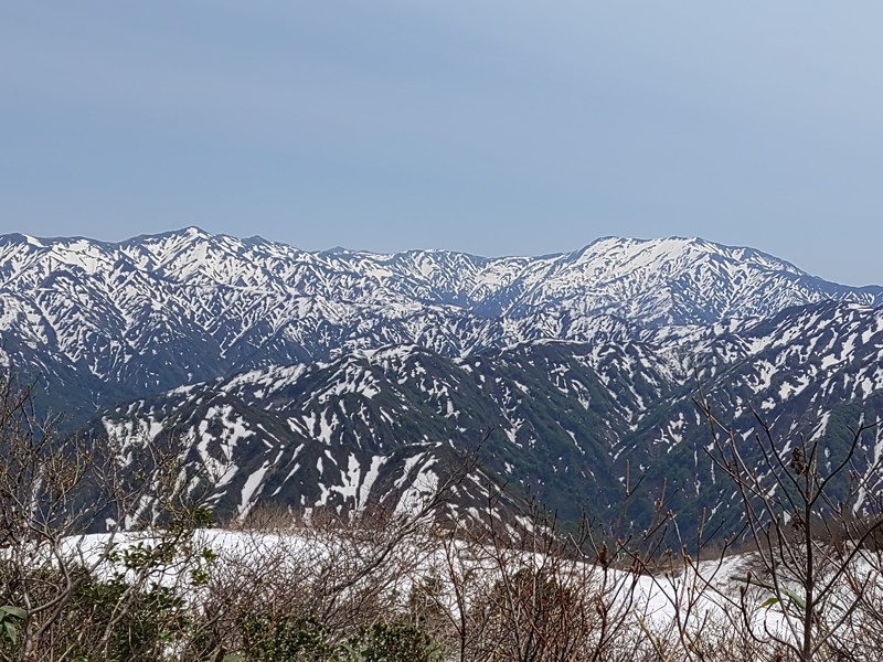 二王子岳から飯豊連峰・5月