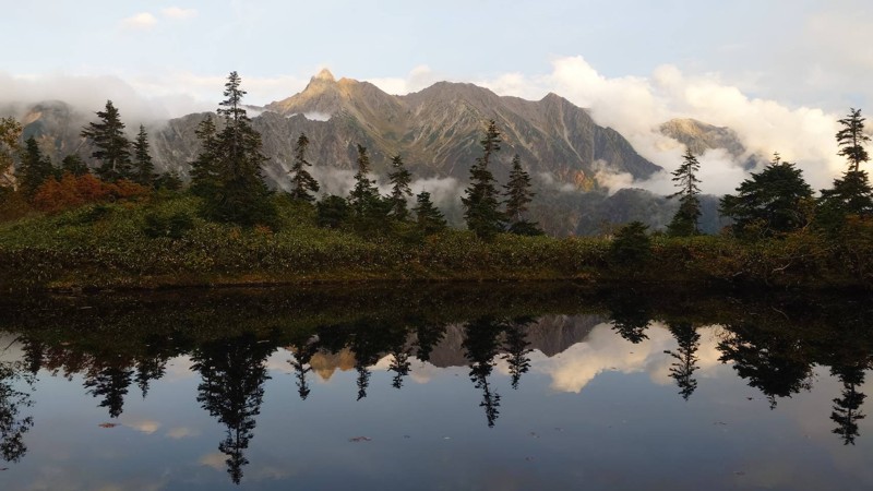 鏡平山荘の池