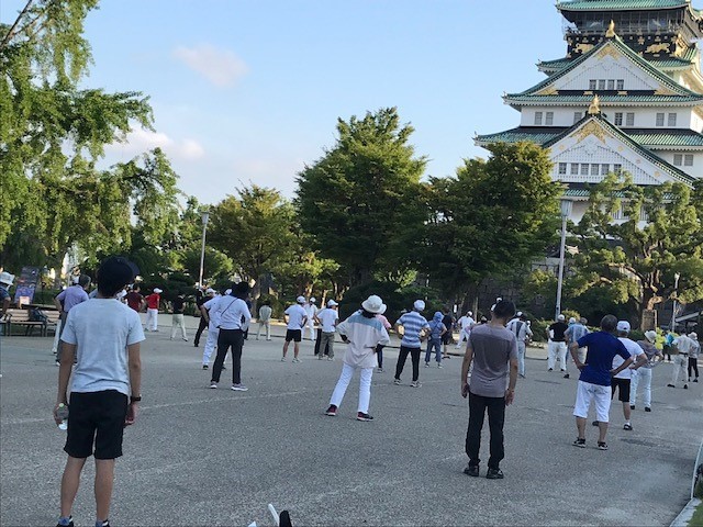 大阪城公園のラジオ体操に参加し