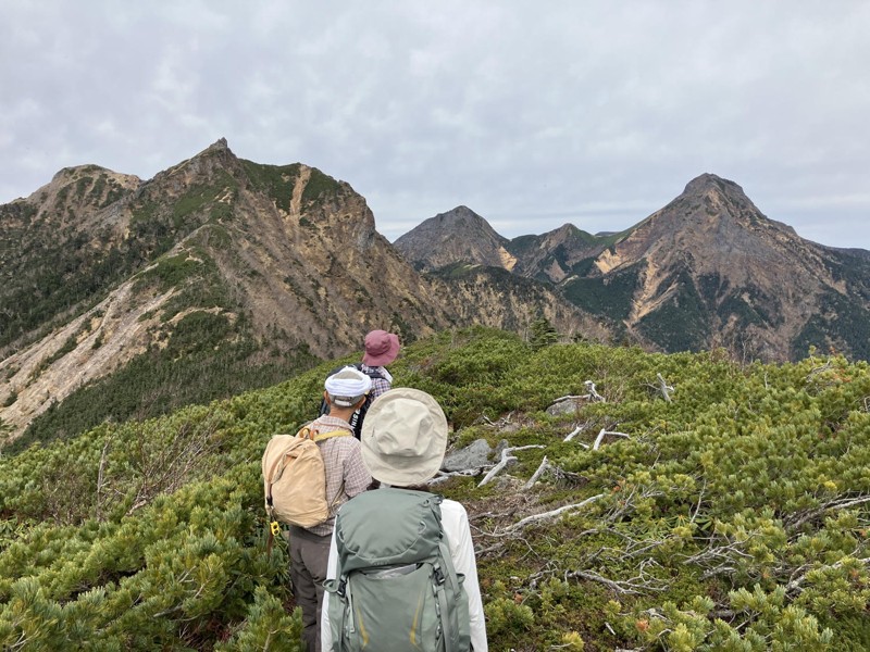 目標の権現山(左)と赤岳(右)